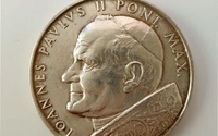 Portrét pápeža Jána Pavla II. doľava. Kolopis: IONNES PAVLVS II. PONT. MAX.